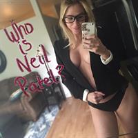 Sara Jean Underwood taking a selfie