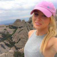 Sara Jean Underwood taking a selfie