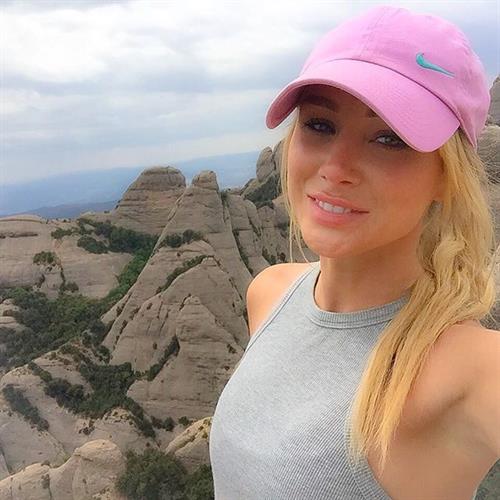 Sara Jean Underwood taking a selfie