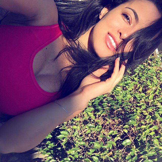 Franciele Medeiros taking a selfie