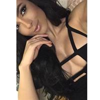 Franciele Medeiros taking a selfie