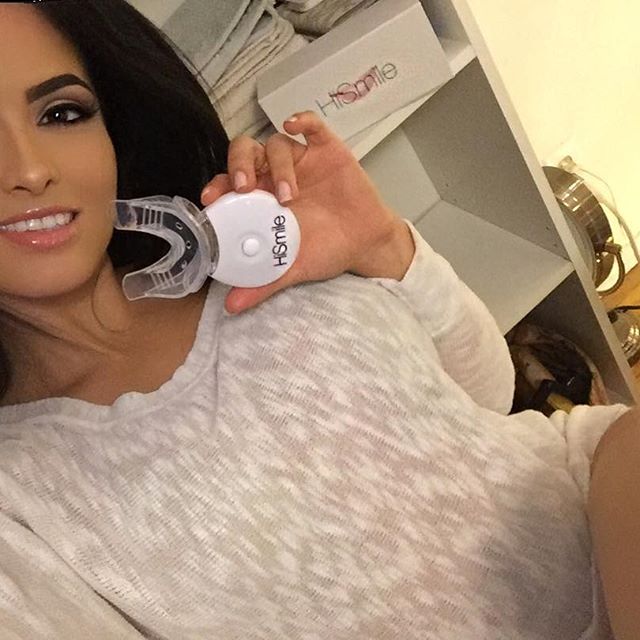 Franciele Medeiros taking a selfie