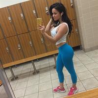 Franciele Medeiros taking a selfie