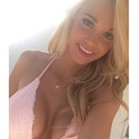 Caitlin Arnett taking a selfie