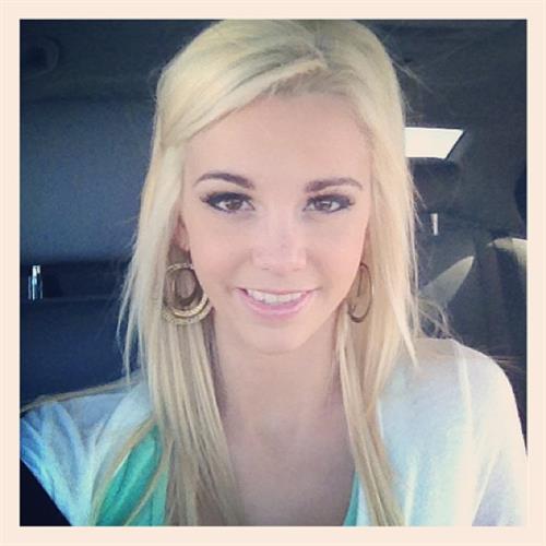 Caitlin Arnett taking a selfie