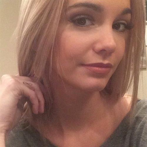 Caitlin Arnett taking a selfie