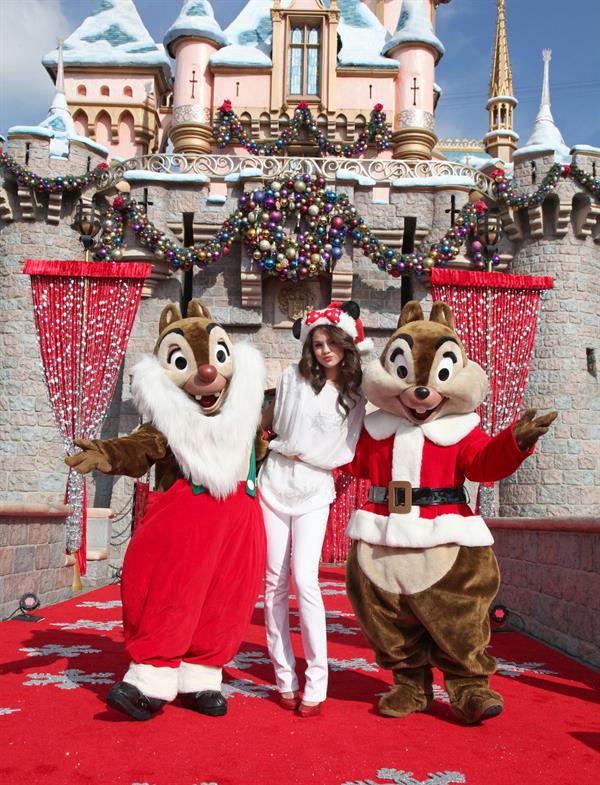 Selena Gomez holiday sweetness at Disneyland in Anaheim on Nov 7, 2010
