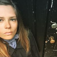 Caroline Brasch Nielsen taking a selfie