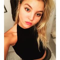 Rachel Hilbert taking a selfie