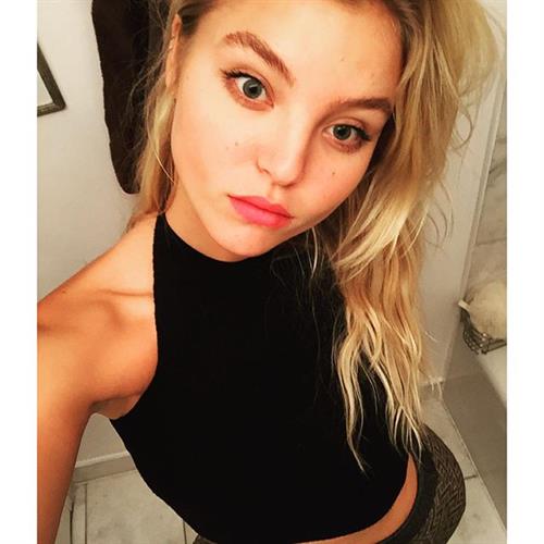 Rachel Hilbert taking a selfie