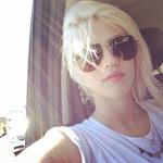 Devon Windsor taking a selfie