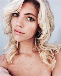 Devon Windsor taking a selfie