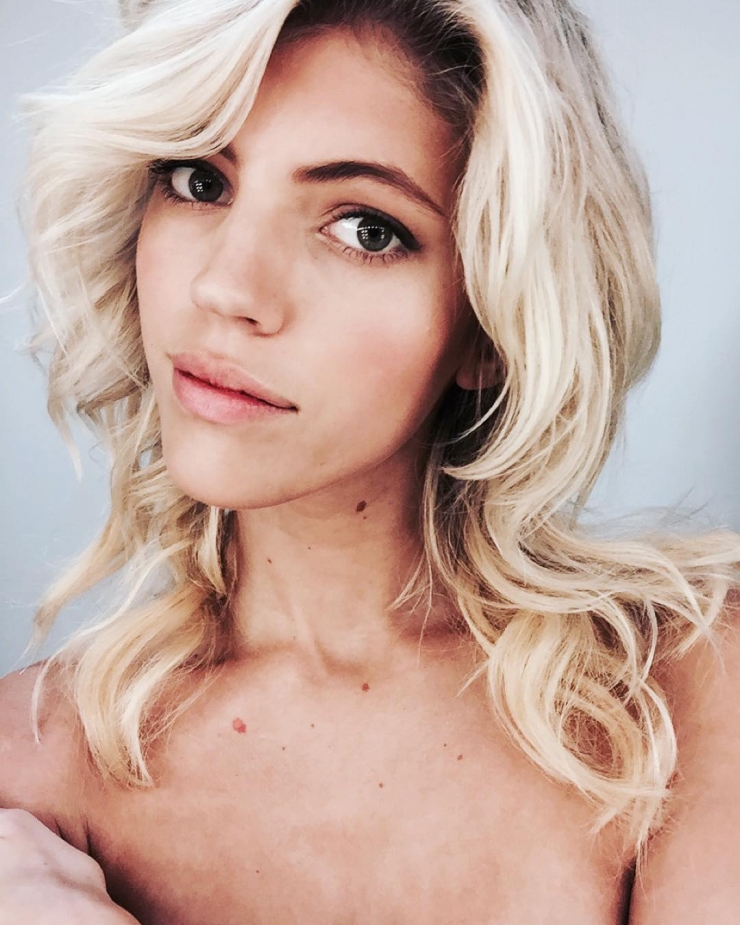 Devon Windsor taking a selfie