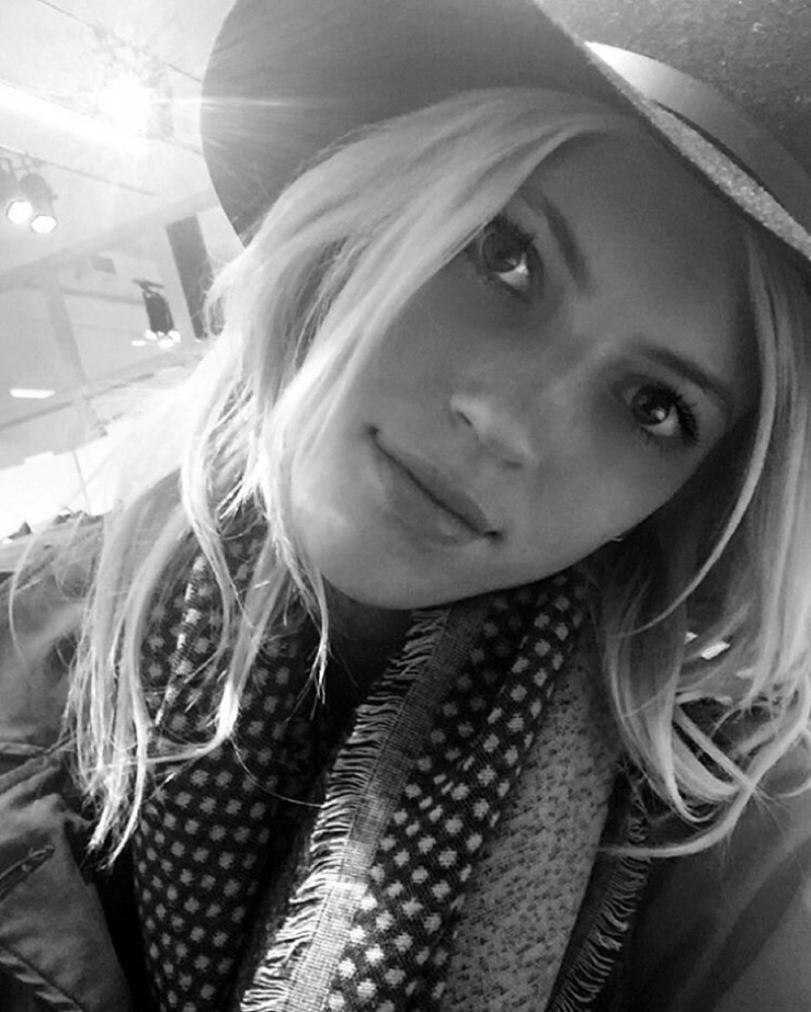 Devon Windsor taking a selfie