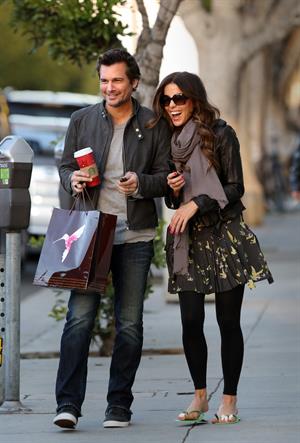 Kate Beckinsale and Len Wiseman share a moment after a manicure and holiday shopping. December 27th, 2012 