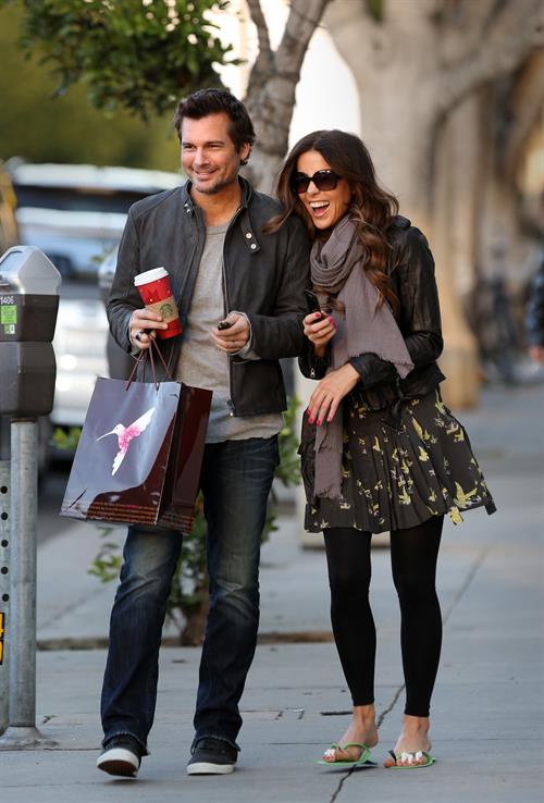 Kate Beckinsale and Len Wiseman share a moment after a manicure and holiday shopping. December 27th, 2012 