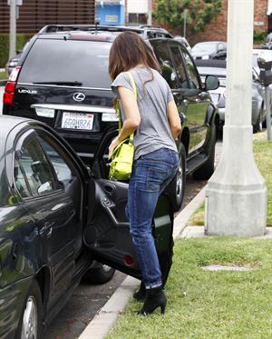 Kate Beckinsale - Enjoys a stroll in Los angeles (07.06.2013) 