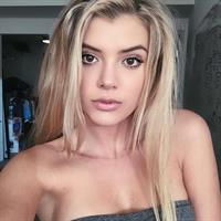 Alissa Violet taking a selfie