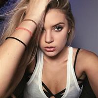 Alissa Violet taking a selfie