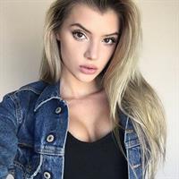 Alissa Violet taking a selfie