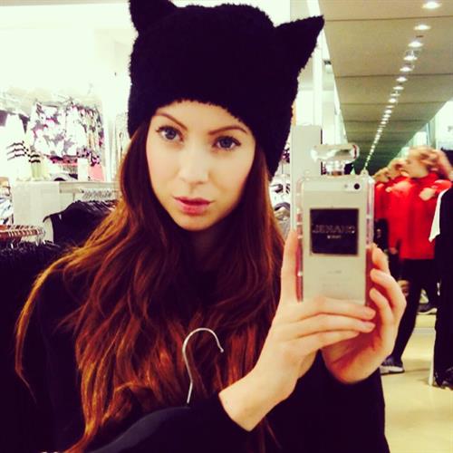 Laura Carter taking a selfie