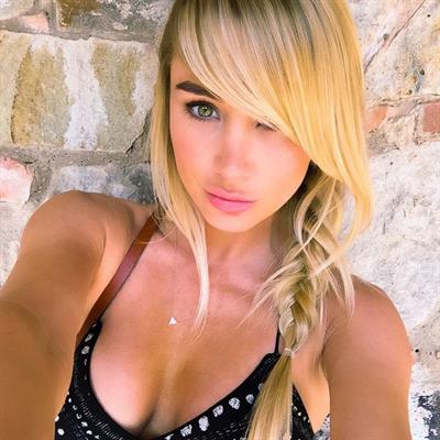 Sara Jean Underwood taking a selfie