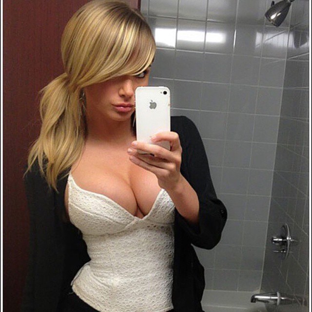 Sara Jean Underwood taking a selfie