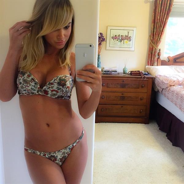 Sara Jean Underwood in a bikini taking a selfie