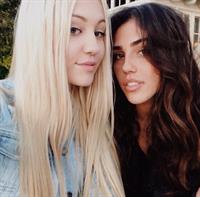 Ava Sambora taking a selfie