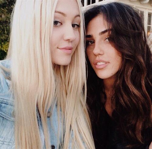 Ava Sambora taking a selfie