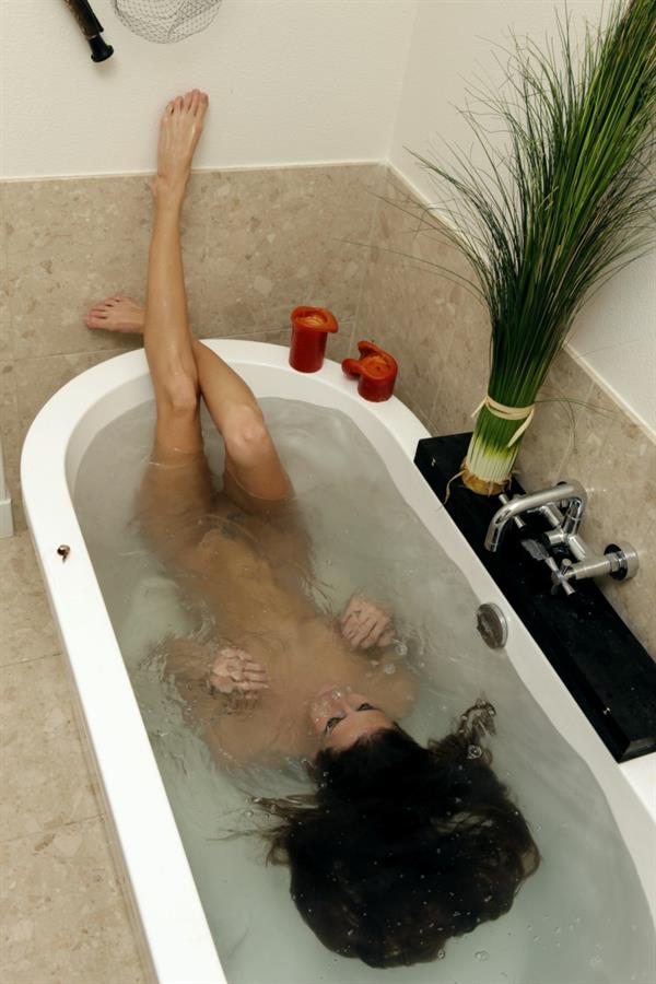 Jenni Lee takes a bath