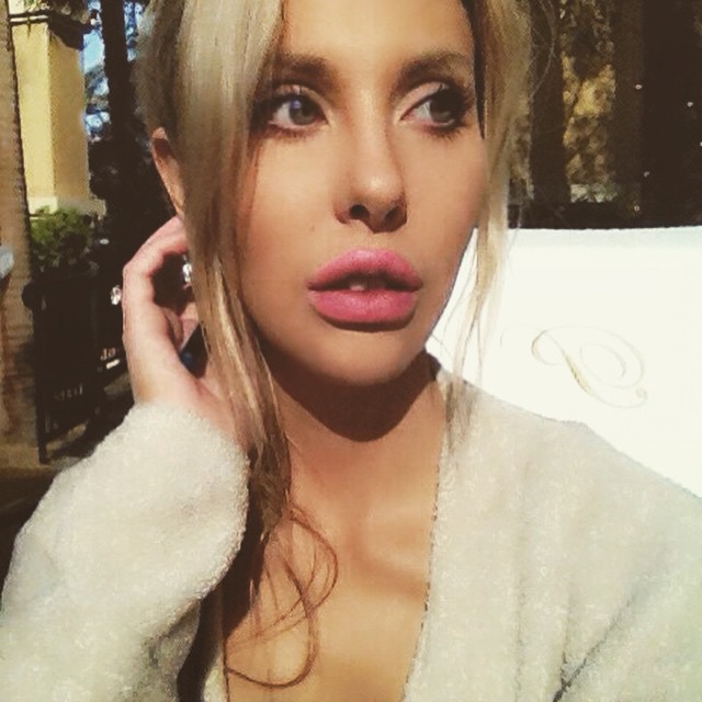 Chloe Rose Lattanzi taking a selfie