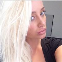 Chloe Rose Lattanzi taking a selfie