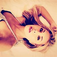 Chloe Rose Lattanzi taking a selfie