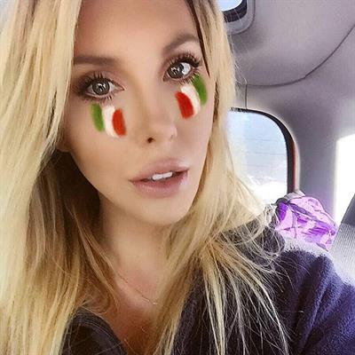 Chloe Rose Lattanzi taking a selfie