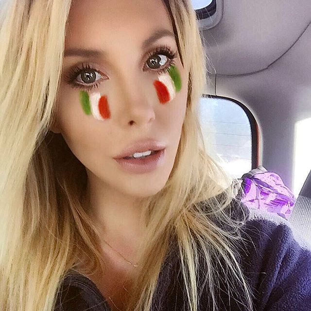 Chloe Rose Lattanzi taking a selfie