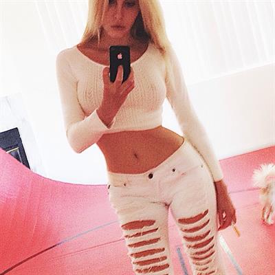 Chloe Rose Lattanzi taking a selfie