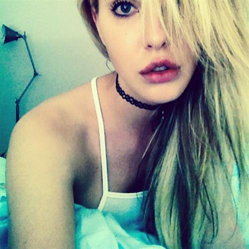 Chloe Rose Lattanzi taking a selfie