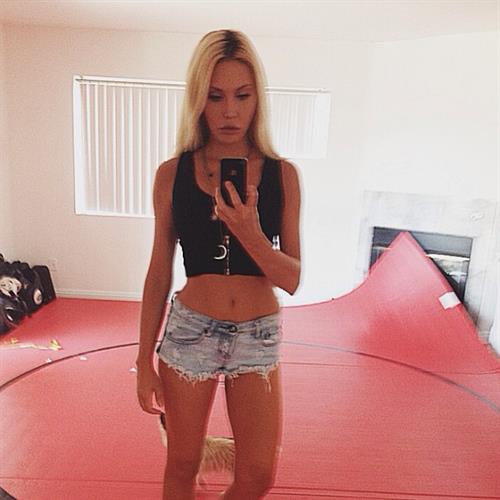 Chloe Rose Lattanzi taking a selfie