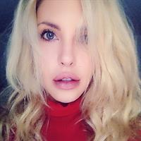 Chloe Rose Lattanzi taking a selfie