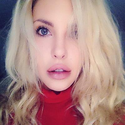 Chloe Rose Lattanzi taking a selfie