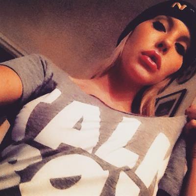 Chloe Rose Lattanzi taking a selfie