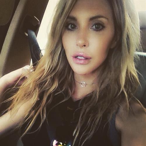 Chloe Rose Lattanzi taking a selfie