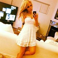 Chloe Rose Lattanzi taking a selfie