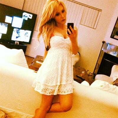 Chloe Rose Lattanzi taking a selfie