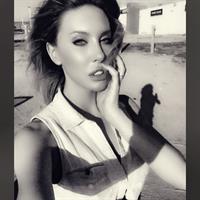 Chloe Rose Lattanzi taking a selfie