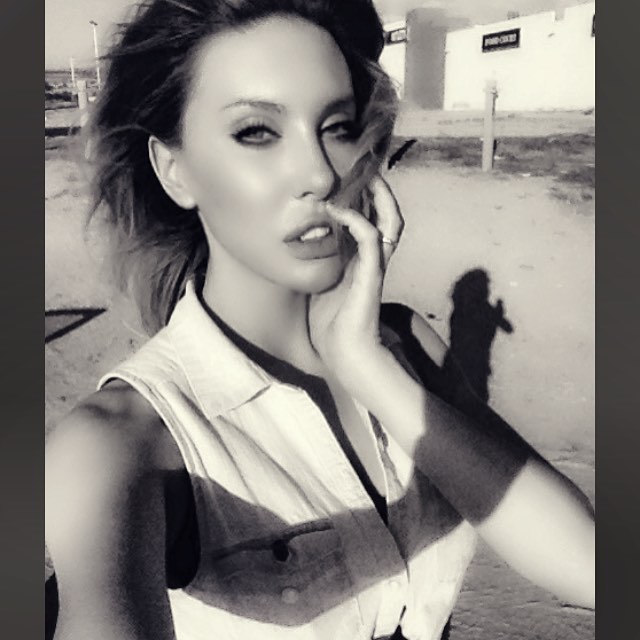 Chloe Rose Lattanzi taking a selfie