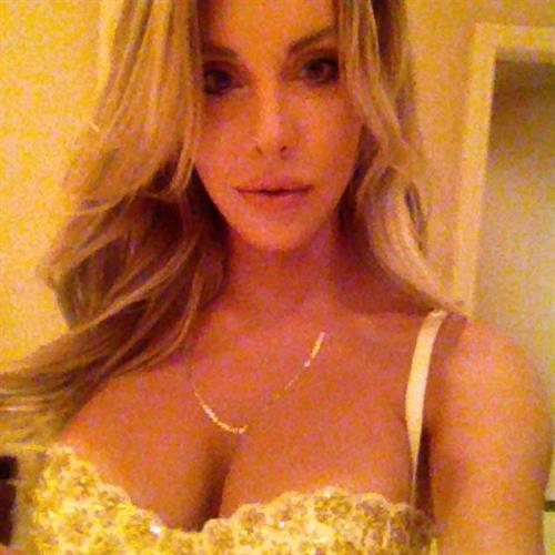 Chloe Rose Lattanzi taking a selfie