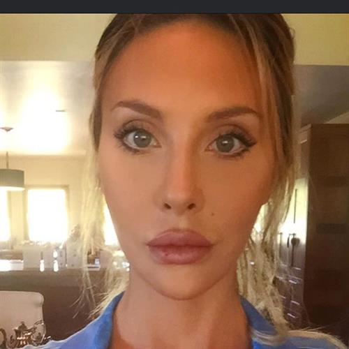 Chloe Rose Lattanzi taking a selfie