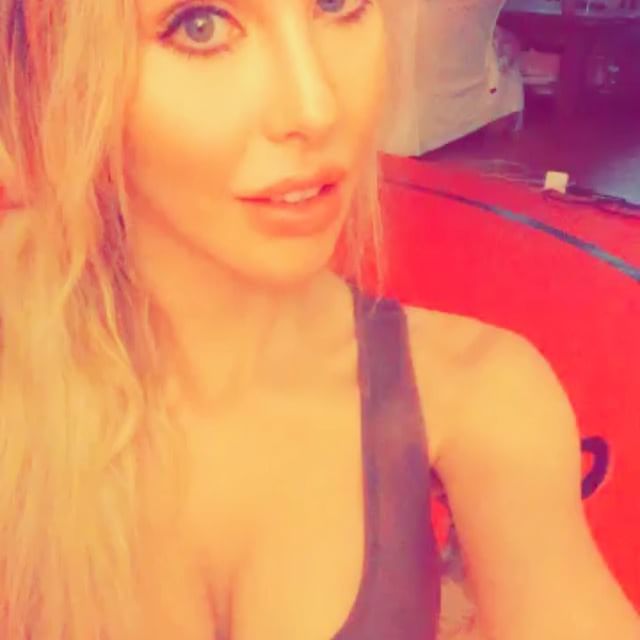 Chloe Rose Lattanzi taking a selfie